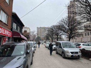 Eskişehir’de aniden bastıran kar yağışı etkili oldu