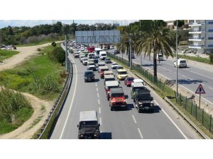 Antalya’da safaricilerden TÜVTÜRK önünde ’vize’ eylemi