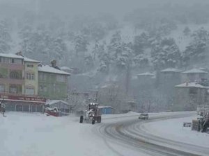 Sertavul Geçidi’nde tipi ve sis nedeniyle zincirsiz araçlara izin verilmiyor