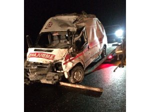 Kütahya’da ambulans devrildi: 3 yaralı
