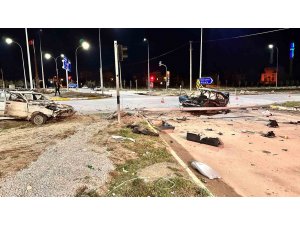 İki otomobilin karıştığı kazada 3 kişi yaralandı