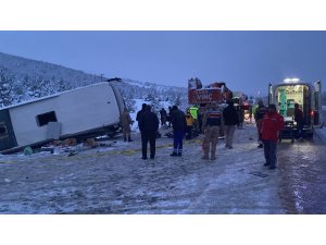 Erzincan’da yolcu otobüsü şarampole devrildi: 2 ölü, 21 yaralı