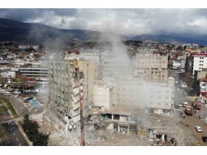 Toza aldırış etmeden cep telefonlarıyla enkaz çalışmasını görüntülediler