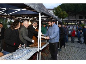 Kuşadası Belediyesi, Davutlar Mahallesi’nde iftar yemeği düzenledi