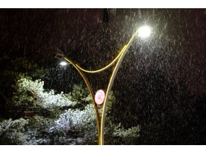 Erzincan güne karla uyandı