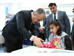 Başkan Aktaş’tan özel öğrencilere hediyeler