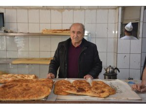 Sandıklı’nın ‘haşhaşlı’ tahinli pidesi yoğun ilgi görüyor