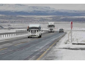 Kars’ta sürücülerin buzla imtihanı