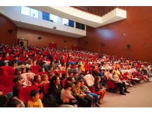 Başkan V. Subaşı çocuklarla birlikte tiyatro oyununu seyretti