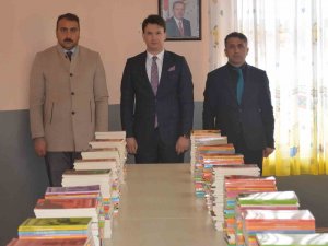 Bingöl’de köy okullarına kitap seti hediye edildi