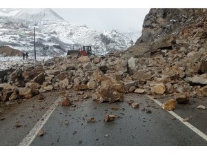 Gümüşhane-Kürtün yolunda heyelan