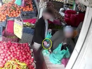 Manavda ürünlerini tartan vatandaşın cep telefonunu çaldı