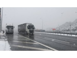 Bolu Dağı geçişinde kar etkisini artırdı