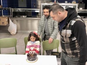 Depremzede minik Arzu’ya doğum günü sürpriz