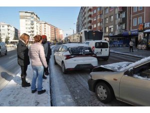 Buzlanan yollar kazaya sebep oldu