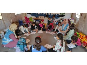 Müftülük personeli depremzede çocuklara manevi danışmanlık yapıyor