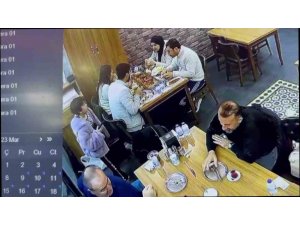 Fatih’te çocuk hırsızın, turistin ziynet eşyası dolu çantasını çaldığı anlar kamerada