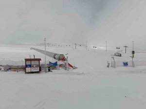 Erciyes’te kar yağışı turizmcileri sevindirdi