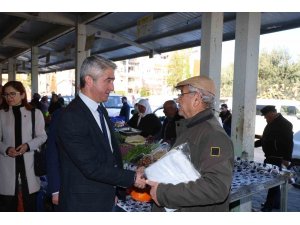 Başkan Oktay, semt pazarında vatandaşlarla buluştu