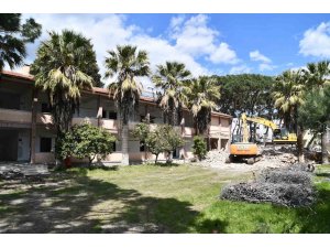 Söke’de yıllarca hizmet veren bina yıkılıyor