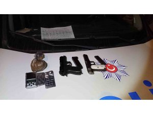 Şüphe üzerine durdurulan araçtan ruhsatsız silahlar, uyuşturucular ve hassas terazi çıktı