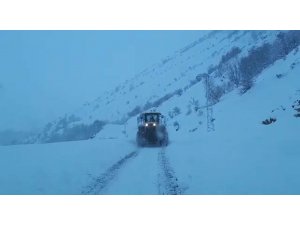 Siirt’te kar yolları kapattı, ekipler seferber oldu