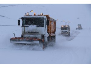 Erzincan’da kar ve tipiden kapanan 135 köy yolundan 109’u ulaşıma açıldı
