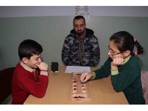 ‘Okullar Arası Zeka Oyunları Turnuvası’nda finale kalmak için kıyasıya yarıştırlar