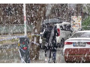 Mart kapıdan baktırdı, vatandaş kışlık elbiseleri tekrar indirdi