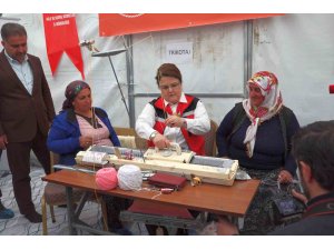 Depremzede kadınlar, depremin izlerini silmeye çalışıyor