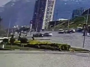 Işık ihlalinin neden olduğu ölümlü kaza kameraya yansıdı