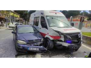 Ambulans ile otomobil çarpıştı: 1 yaralı