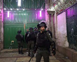 İsrail polisinden Mescid-i Aksa'ya teravih sonrası baskın