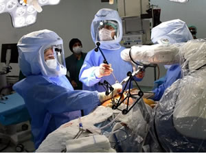 Dünyanın ilk robotik ameliyatı ile akciğer nakli