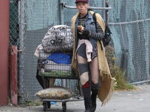 Çöpten yemek yerken görüntülendi