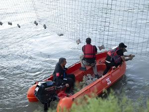 Kayıp 3 genci bulmak için suya çelik ağlar yerleştirildi