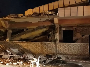 Hatay'da 6 Şubat'taki depremlerde ağır hasar alan bina çöktü