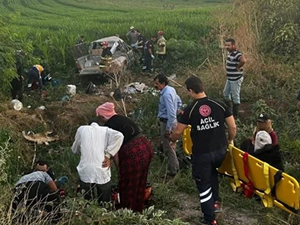 Bursa'da tarım işçilerini taşıyan araç kaza yaptı, 3 kişi öldü, 11 kişi yaralandı