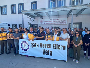 Diyarbakır'da sağlık çalışanları meslektaşlarına yönelik saldırıyı protesto etti