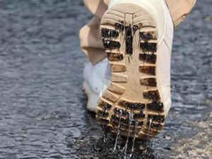 Denizli'de aşırı sıcaklarda yolun zeminindeki asfalt eridi