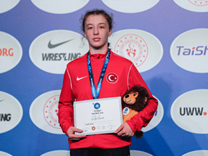 Dünya ikincisi milli güreşçi Eylem Engin, memleketinde davul zurnayla karşılandı