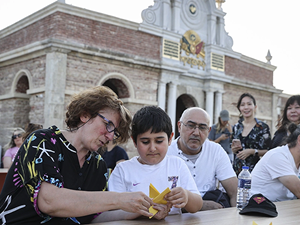 Çocuklar Hiroşima'da ölenlerin anısına origamiden turna kuşu yaptı