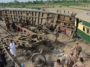 Pakistan'da yolcu treninin raydan çıktığı kazada 30 kişi öldü, 90'dan fazla kişi yaralandı