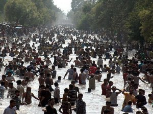 Pakistan'da sıcaklar yüzlerce kişiyi öldürdü