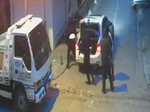 Zeytinburnu'nda atölyeden kasa çalan hırsızları komşular saksı atıp engelledi