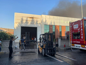 Kayseri'de mobilya fabrikasında çıkan yangına müdahale ediliyor