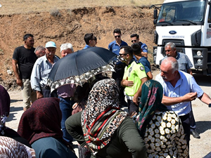 Kırıkkale'de hafriyat kamyonlarının geçişine tepki gösteren kadınlar yolu kapattı