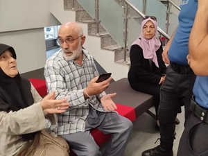 Parasını dolandırıcıya kaptırmak üzere olan yaşlıyı banka görevlisinin çağırdığı polis ikna etti