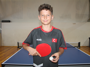Ekran bağımlısı olmamak için başladığı masa tenisinde milli takıma seçildi
