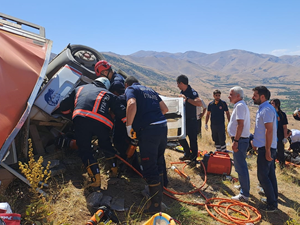 Malatya'da devrilen kamyondaki 2 kişi öldü, 2 kişi yaralandı